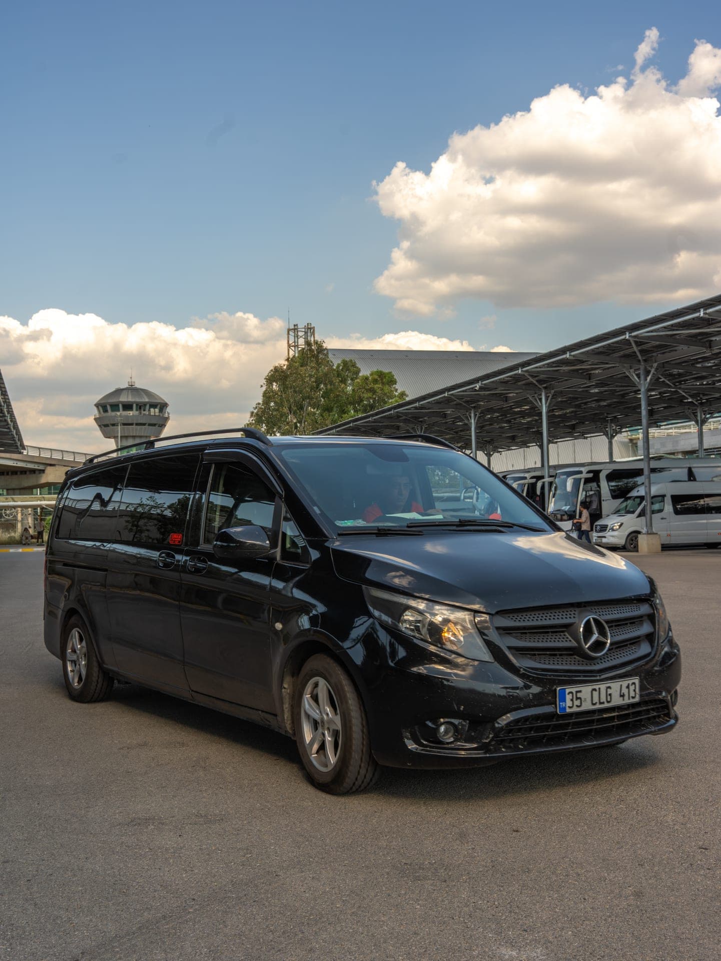 Mercedes-Benz Vito VIP transfer aracı İzmir ADB apronunda