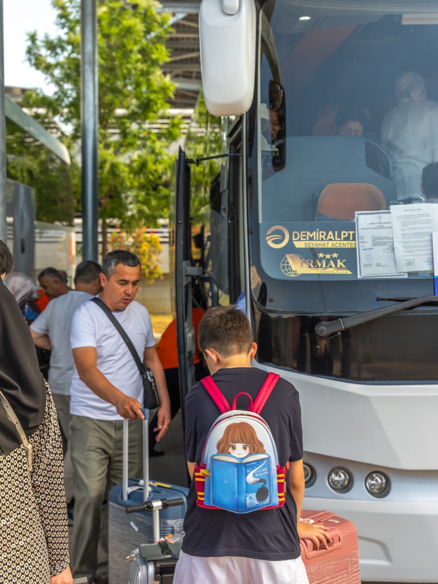 Demiralptur markalı otobüse biniş