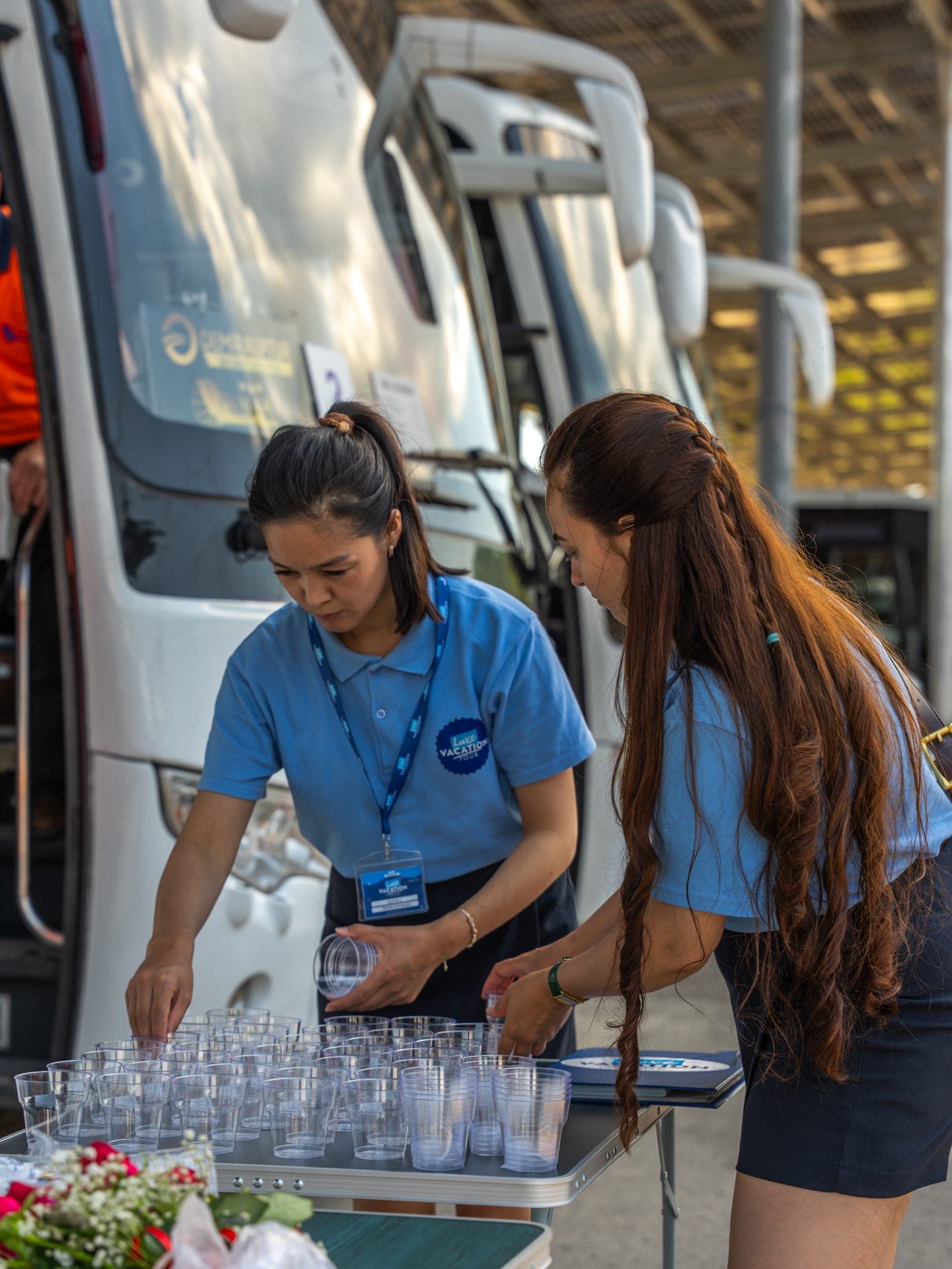 Karşılama ikramı hazırlığı — misafirler için su servisi