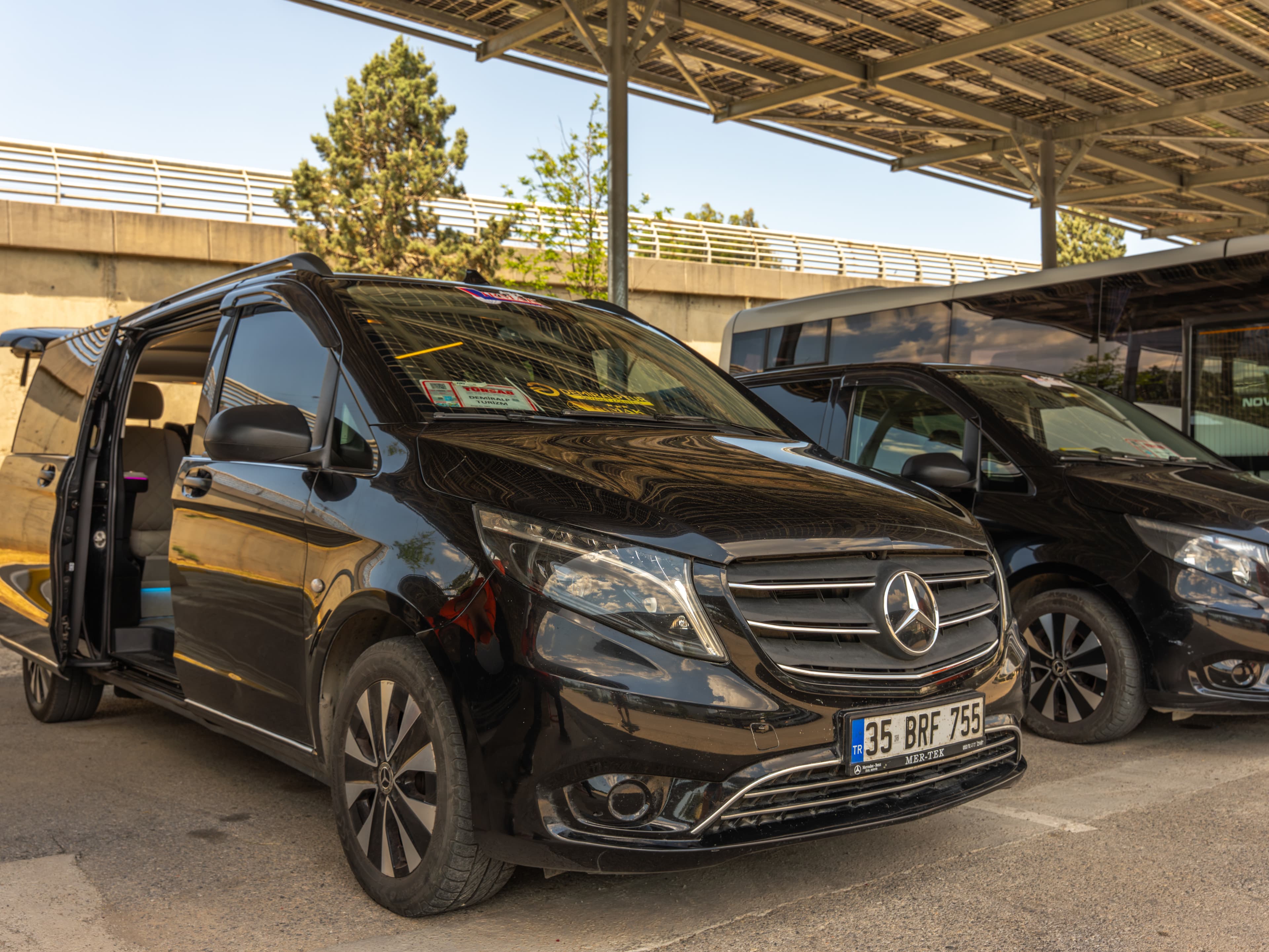 Demiralp Tur'un siyah Mercedes-Benz Vito VIP transfer filosu